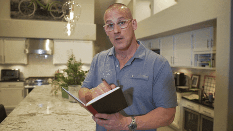 homme-ecrit-livre-cuisine