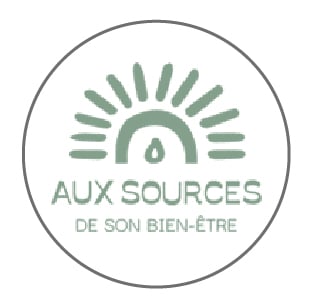 Logo Bien-être Naturel : AUX SOURCES DE SON BIEN-ÊTRE. Logo minimaliste vert d'eau soleil et goutte. Texte : AUX SOURCES DE SON BIEN-ÊTRE. Représente le retour à l'essentiel pour le bien-être naturel.