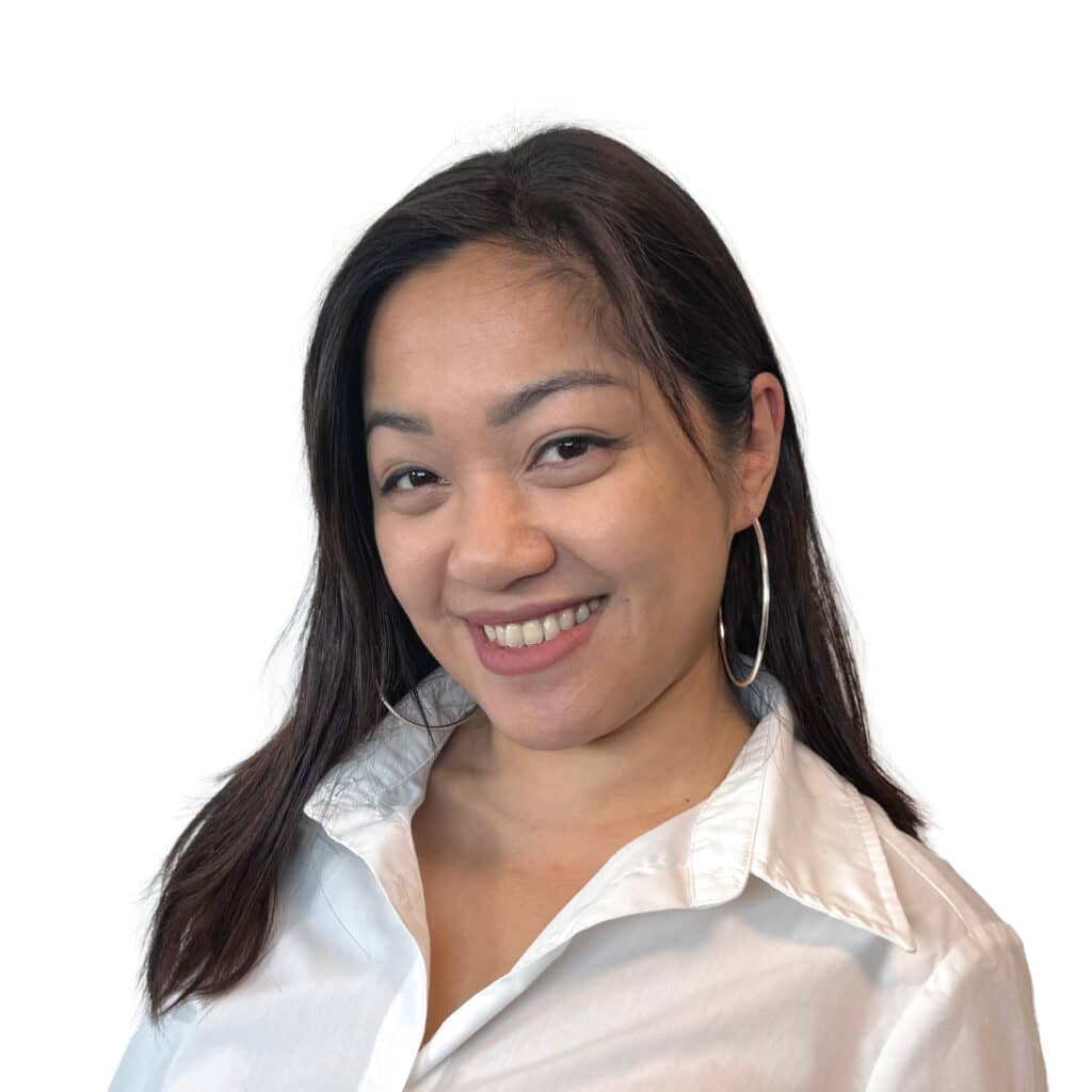 Portrait de femme souriante en chemise blanche et créoles Portrait de femme brune souriante en chemise blanche et grandes créoles argentées sur fond blanc.