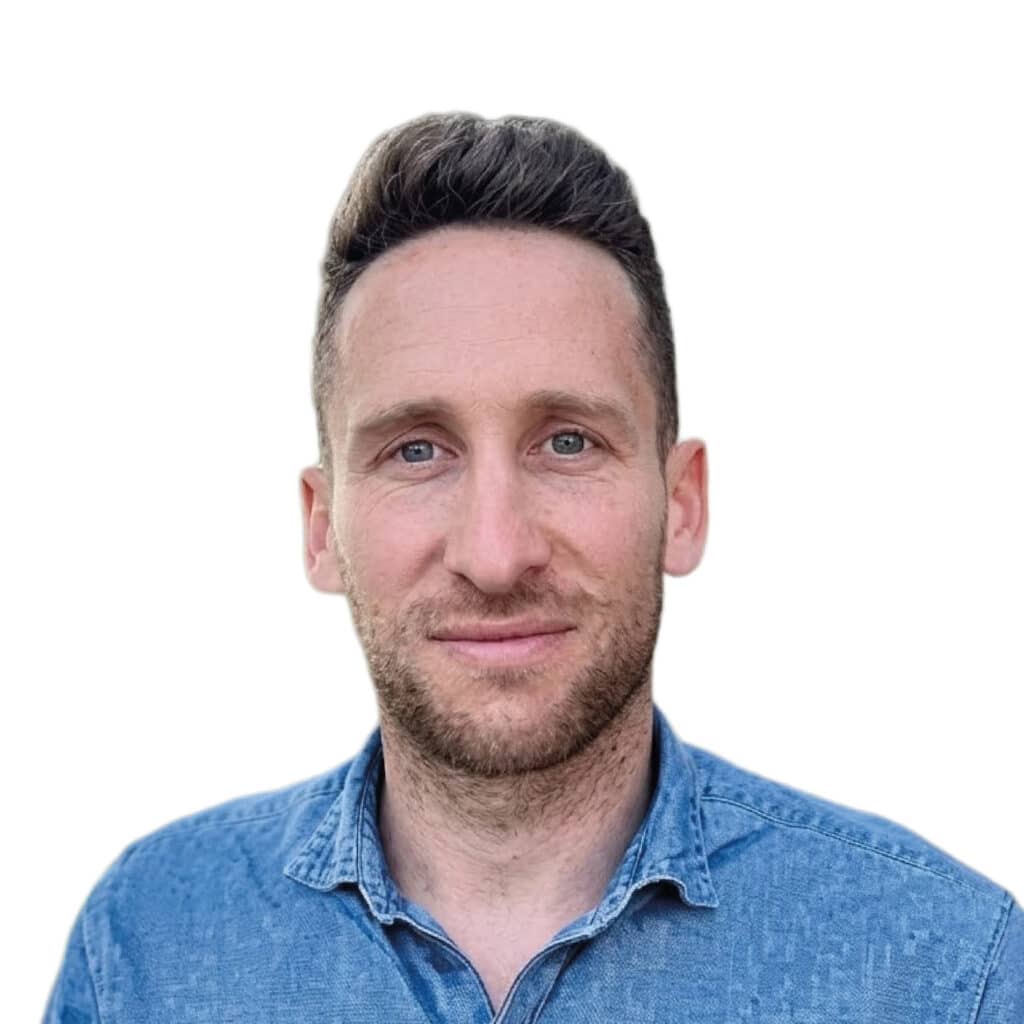 Portrait professionnel d'un homme en chemise en jean Portrait d'un homme à barbe de trois jours en chemise denim bleue sur fond blanc, regard serein.